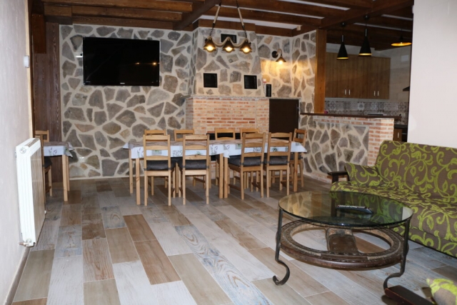 Salon con chimenea