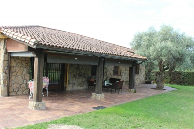 Amplio exterior con porche