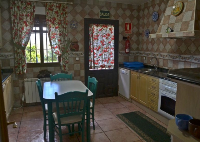 Cocina con mesa para comer y encimera