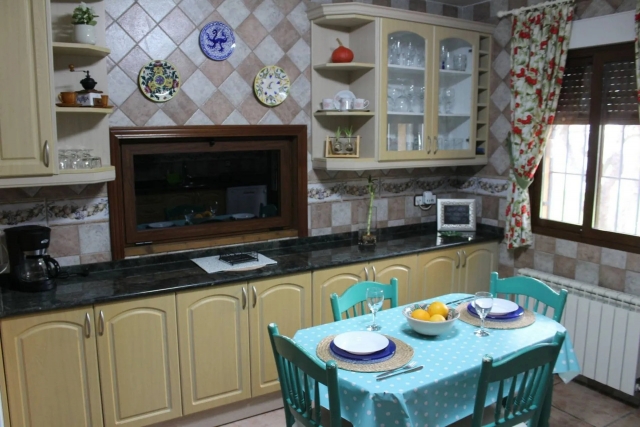 Cocina amplia con office 