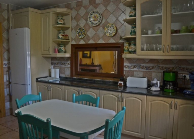Cocina con mesa y ventanuco