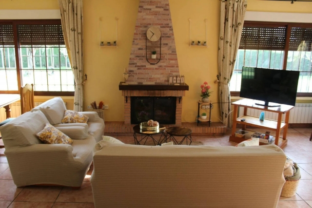 Sala amplia con chimenea