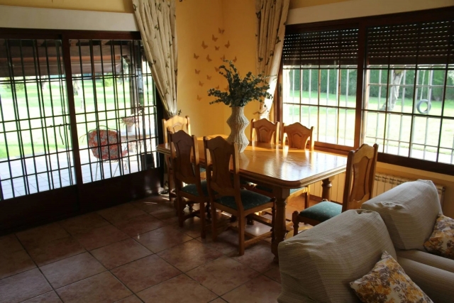 Sala amplia con mesa 