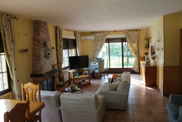 Sala amplia con tele 