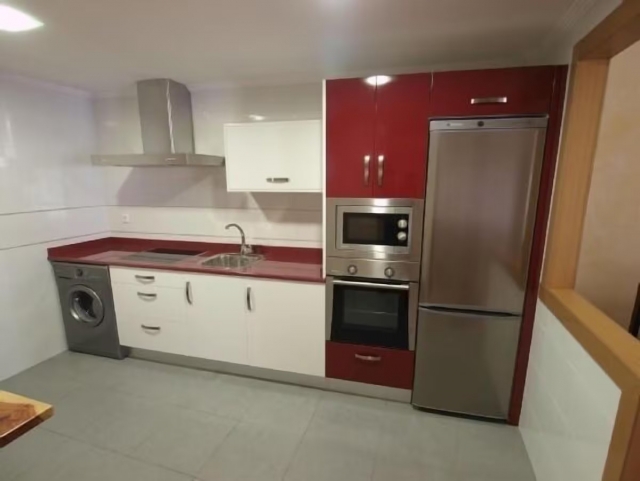 Cocina con detalles en rojo