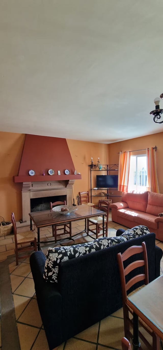 Sala amplia con chimenea