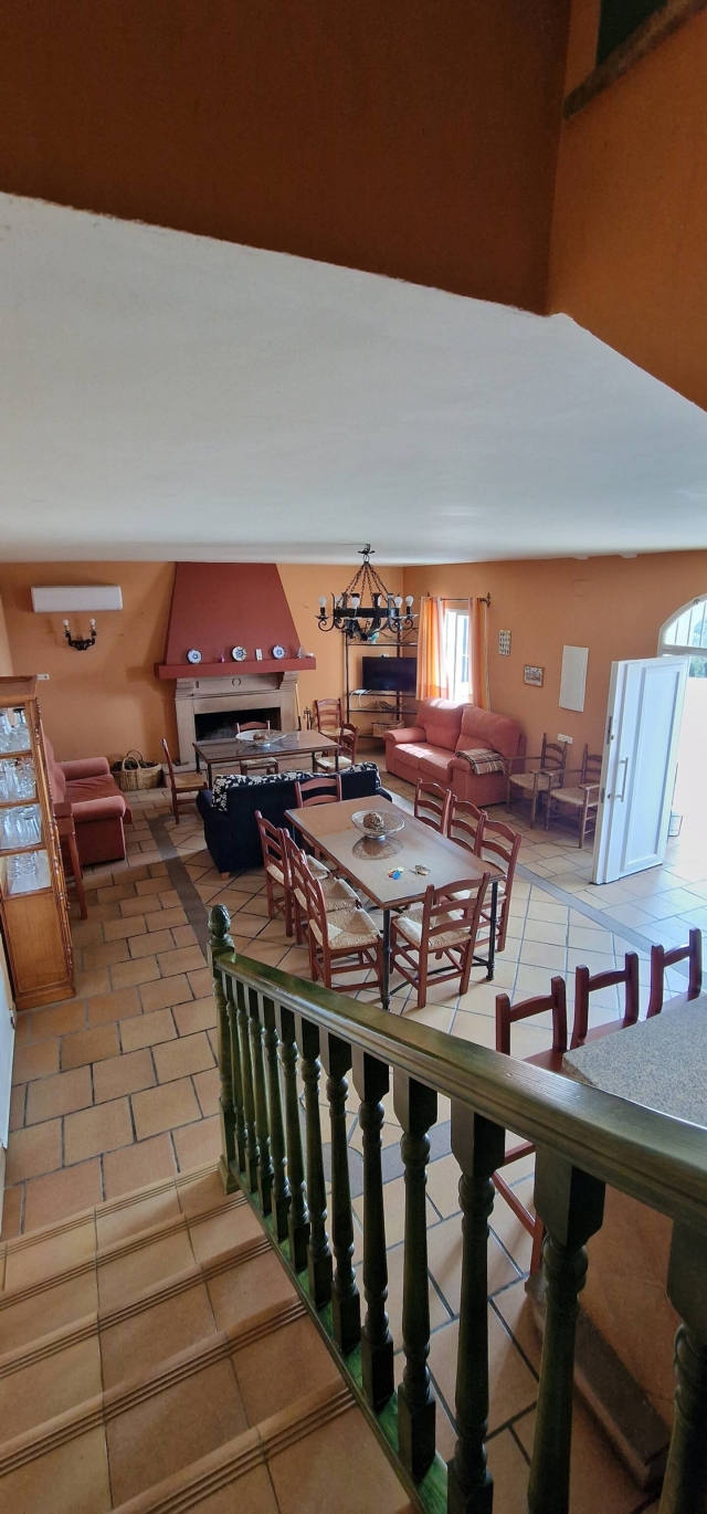 Sala amplia con chimenea