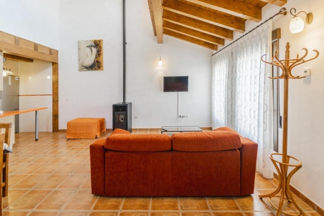 Sala amplia con chimenea 