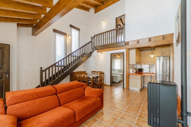 Sala amplia con la cocina