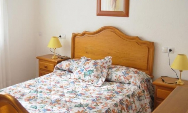 Cama de matrimonio con cabecero de madera