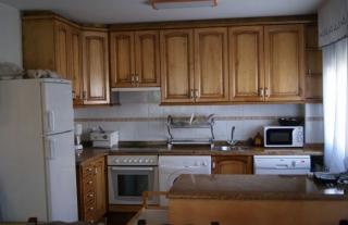 Cocina equipada con barra americana