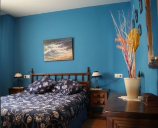 Habitación de matrimonio con cabecero de madera