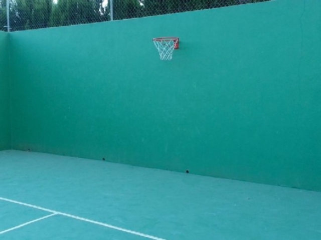 Canasta de Baloncesto en Pista de Tenis