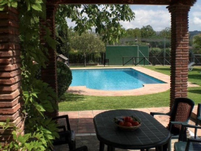 Porche con Comedor junto a la Piscina