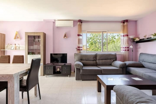 Amplio salon con vistas