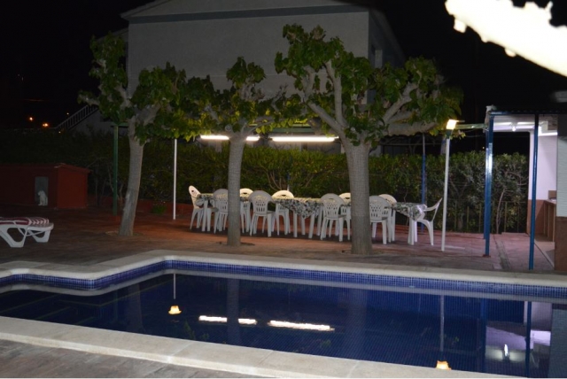 Vistas de la piscina de noche