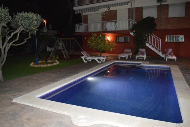 Vistas de la piscina de noche