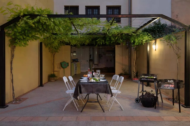 Amplio patio con barbacoa