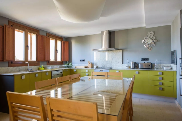 Cocina amplia con mesa