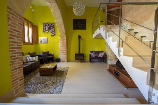 Sala amplia con chimenea