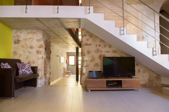 Sala amplia con escaleras 