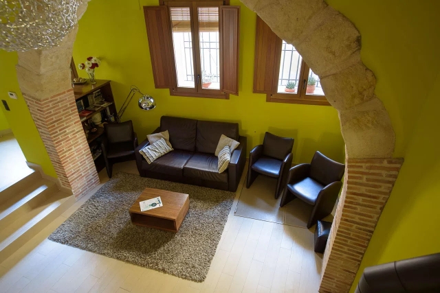 Sala amplia con sillones 