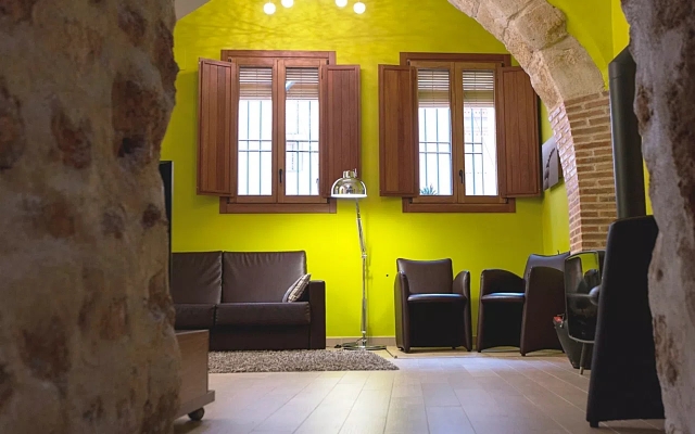 Sala de estar con chimenea