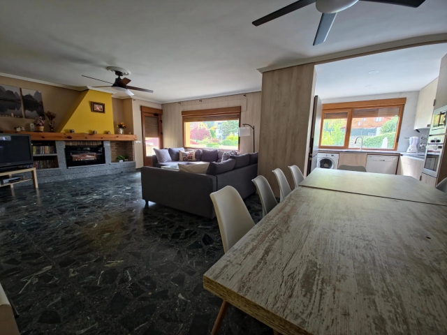 Sala amplia con chimenea