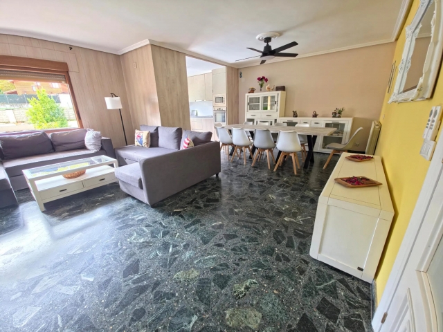 Sala amplia con sillones 