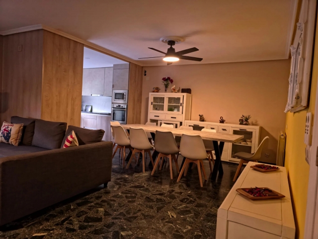 Sala de estar con mesa