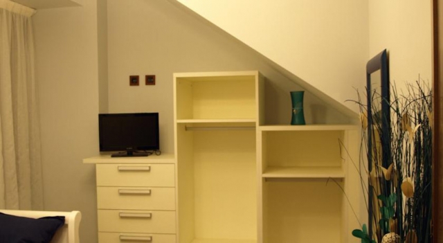 Dormitorio con sala y television 