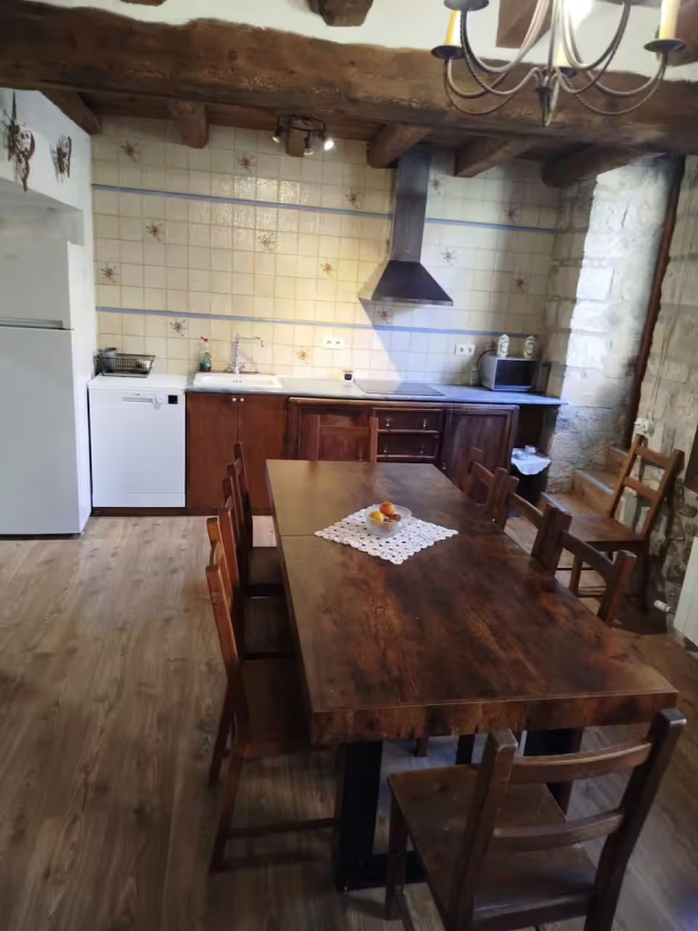 Cocina comedor con mesa