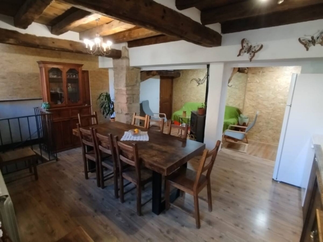 Cocina comedor con mesa 