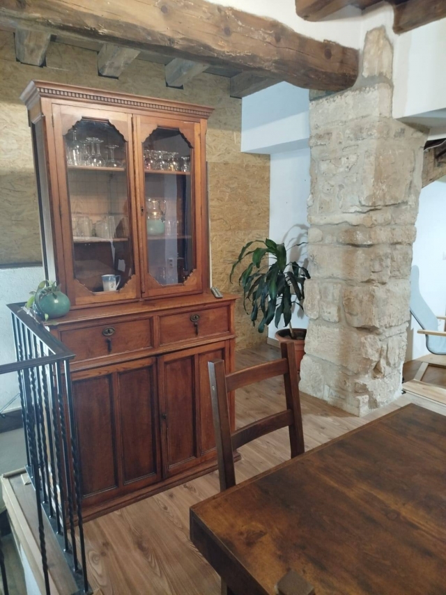 Cocina con mesa y muebles