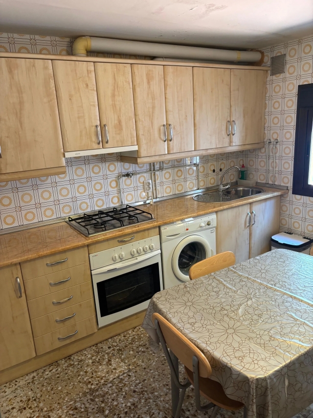 Cocina amplia con mesa