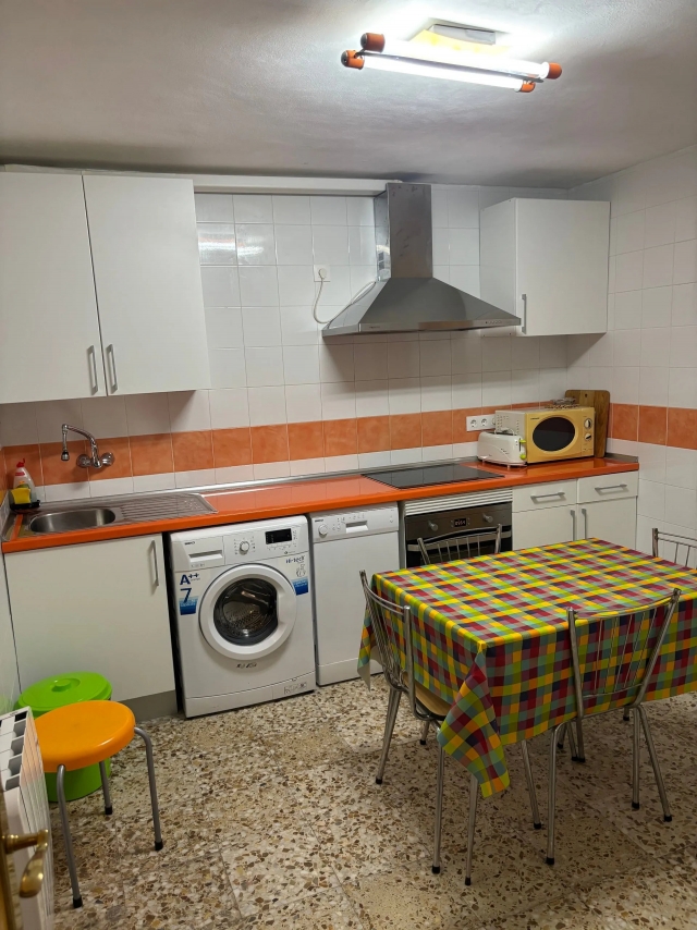 Cocina con mesa