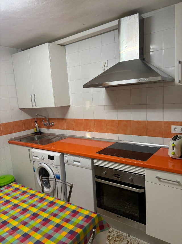 Cocina con mesa 