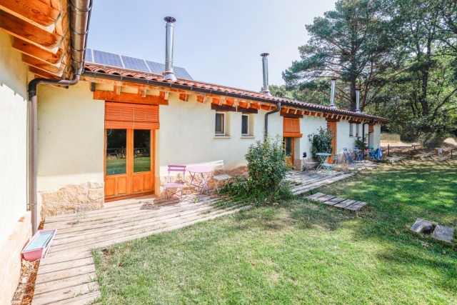 Amplio exterior con terrazas