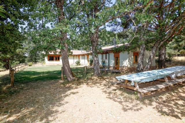 Amplios exteriores con mesa