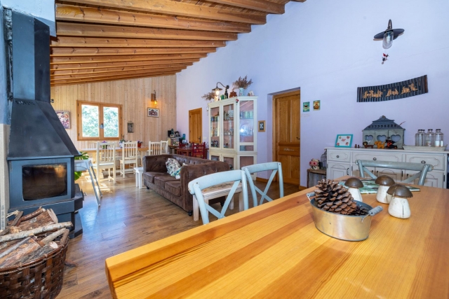 Sala con chimenea y mesa