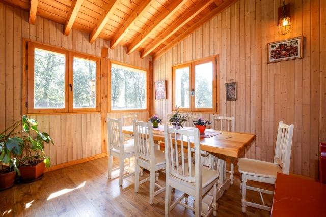 Sala amplia con la mesa