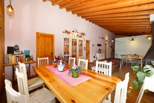 Sala amplia con mesa