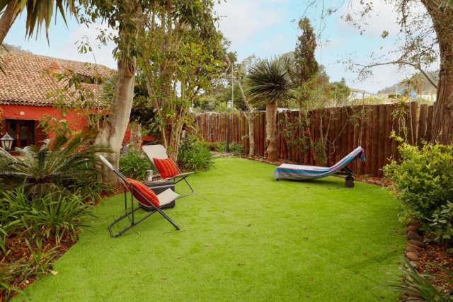 Amplio jardin con hamacasn