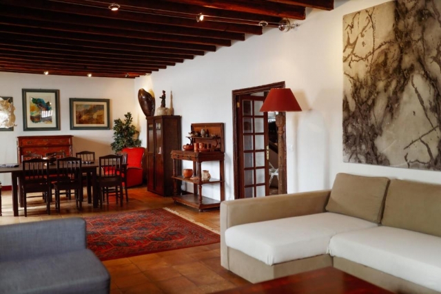 Sala amplia con sillones