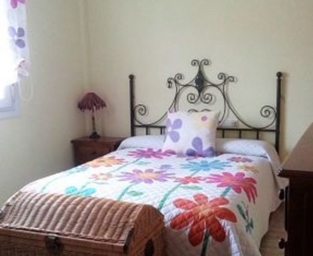 Dormitorio de matrimonio con muebles