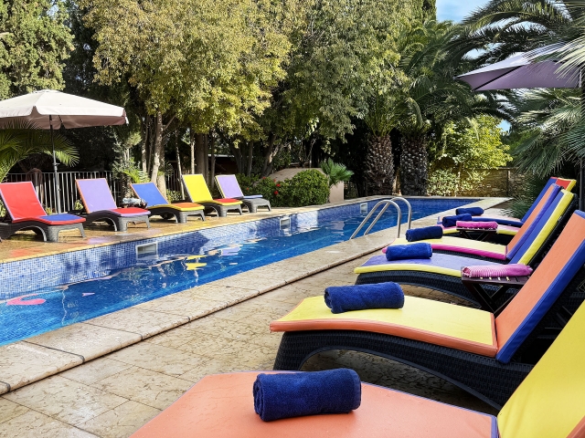 Hamacas con piscina al lado