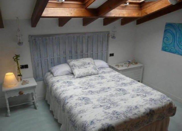 Dormitorio de matrimonio muy elegante con mesillas en blanco