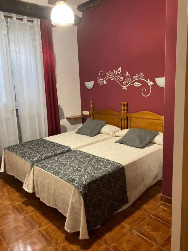 Dormitorio doble y mural