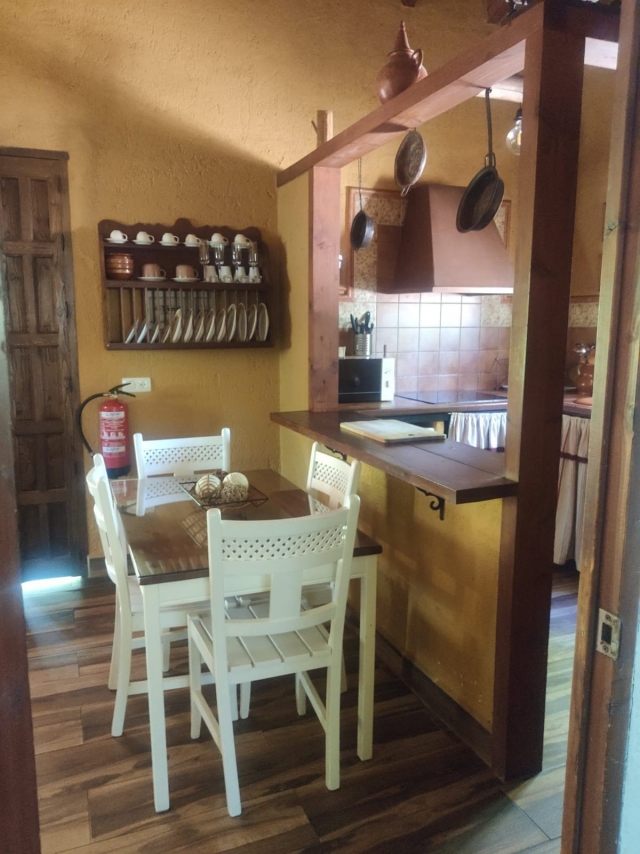 Mesa y cocina al lado
