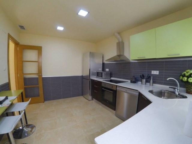 Cocina con su barra auxiliar